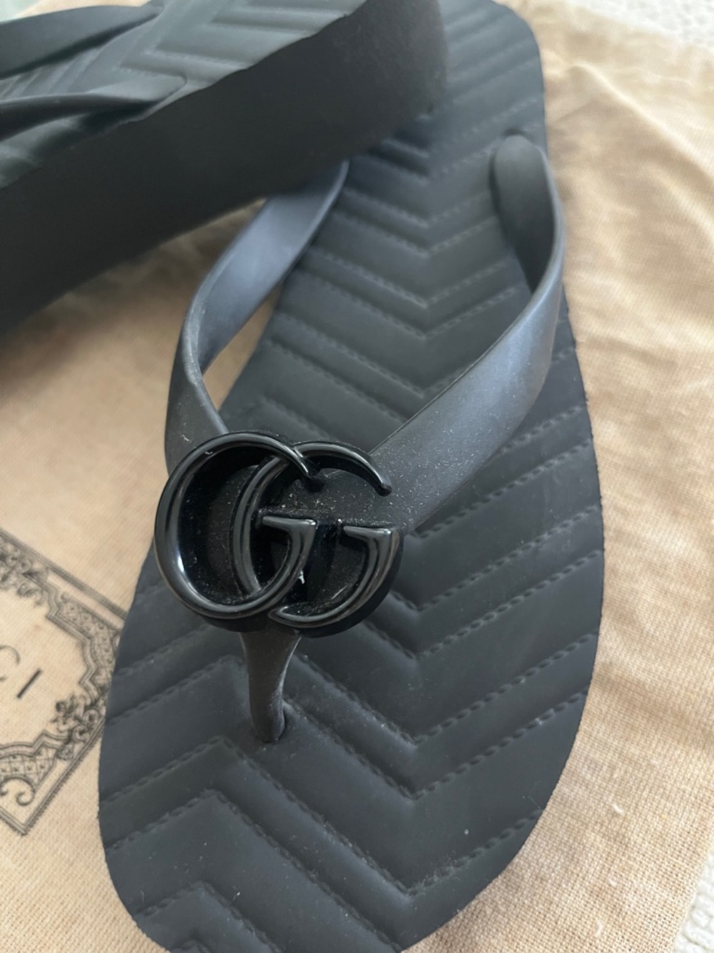 Gucci Black Pascar Chevron Logo Rubber Flip Flops size 8 - Picture 3 of 10